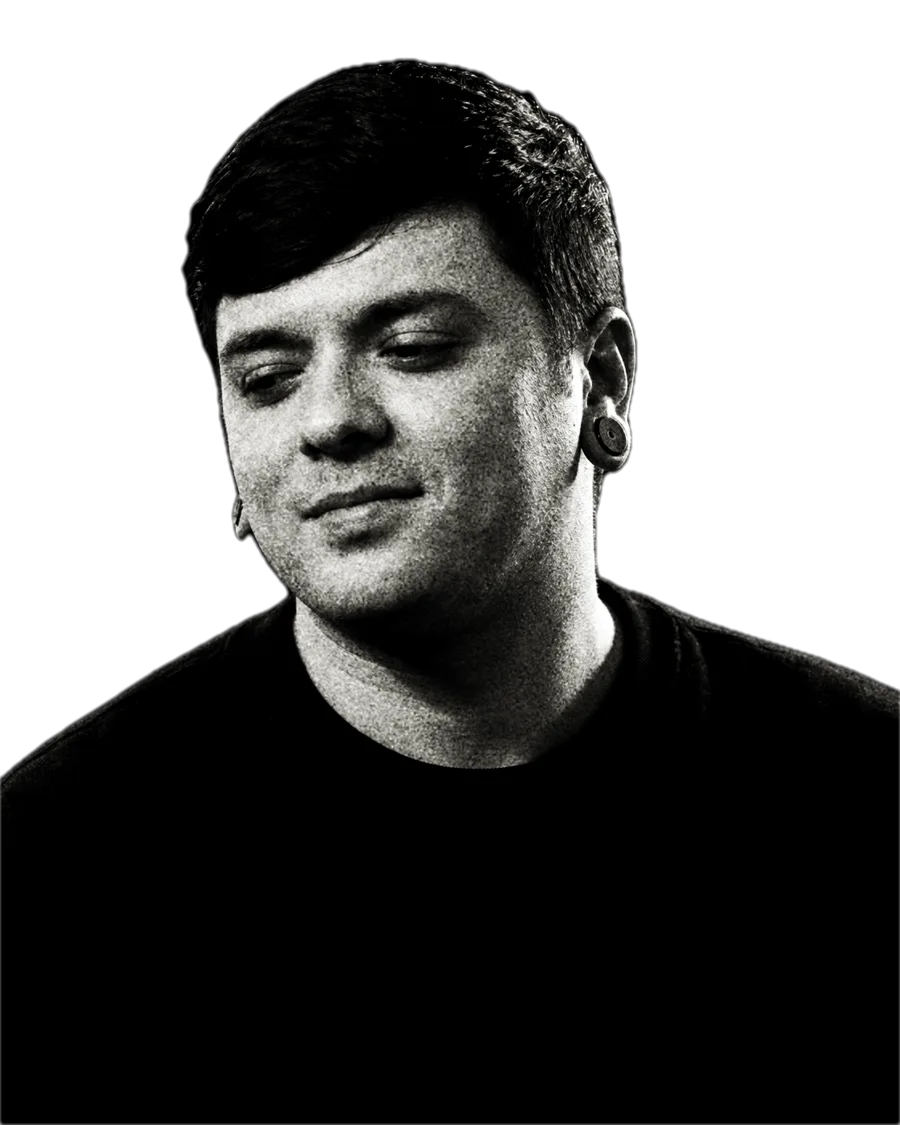 Gabriel Maia sorrindo, de blusa preta